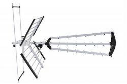 Antena kierunkowa TV z elementami aluminiowymi i długim boomem na białym tle