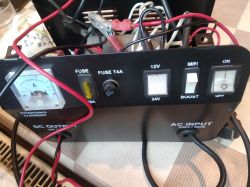 Przedni panel prostownika transformatorowego Adler Boost 18/1 z kontrolkami i przewodami.