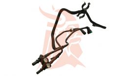 Przewód z elementami złącznymi, widoczny na białym tle.