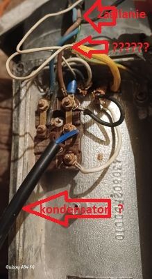 Silnik elektryczny z widocznymi przewodami, kondensatorem i listwą zaciskową