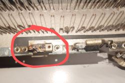 Element w grzejniku elektrycznym oznaczony czerwonym kółkiem.