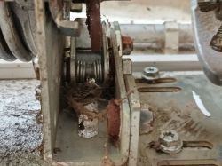 Sprężyny i mechanizm zębatki na bramie garażowej