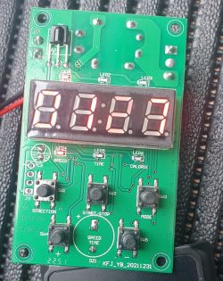 Zielona płytka elektroniczna z wyświetlaczem LED pokazującym 8888 oraz przyciskami.