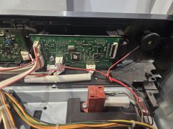 Widok wnętrza panelu sterującego z płytką PCB piekarnika Samsung