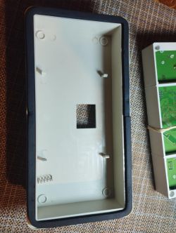 Wnętrze plastikowej obudowy urządzenia elektronicznego z widoczną sprężynką