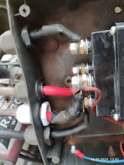 Jak podłączyć stycznik do wciągarki Dragon Winch? Stycznik cyka, ale wciągarka nie działa.