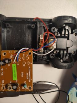 Lutowanie luźnego przewodu w samochodziku na pilota - Gdzie przymocować? (Zdjęcia)