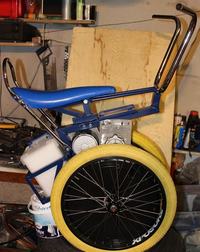 Utrzymujący równowagę skuter inspirowany odlskulowym rowerem