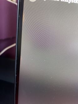 Acer Nitro VG240Y - Odkształcona matryca i prześwit podświetlenia.