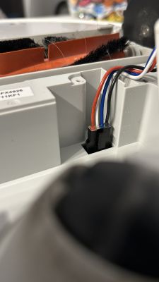Zbliżenie na akumulator od odkurzacza Xiaomi Mijia 1C z widocznymi przewodami podłączonymi do złącza.