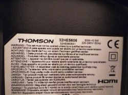 Naklejka informacyjna na telewizorze Thomson 32HE5606 z ostrzeżeniami i specyfikacją.