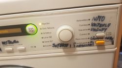 Miele AURIN W3732 - gdzie znaleźć fartuch lub usunąć osad?