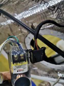 Jak podłączyć system audio w Golfie 5?