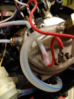 DeLonghi EC221.B - cieknie woda z górnej części obudowy.