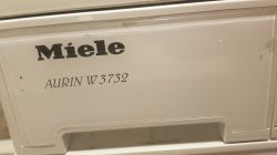 Miele AURIN W3732 - gdzie znaleźć fartuch lub usunąć osad?