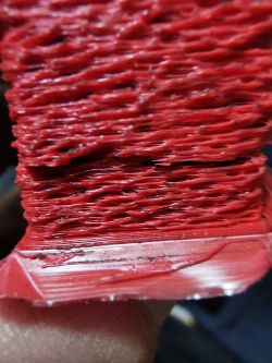 Zdjęcie wydruku 3D z widocznymi defektami w postaci nierówno ułożonych warstw.