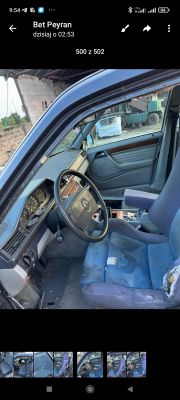 Wnętrze samochodu Mercedes W124 z uszkodzonym fotelem Recaro.