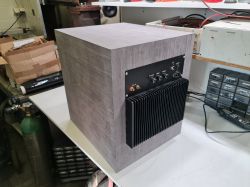 Widok subwoofera DIY z przednim panelem i radiatorem.