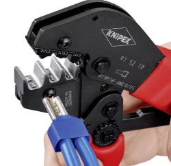 Ręczna zaciskarka do tulejek, marki Knipex, z czerwono-czarnymi uchwytami.
