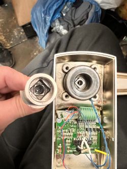 Zamek Lockdata DK0P0FRM13M nie blokuje klamki po wpisaniu kodu