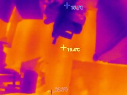 Thermal image of a floor showing temperatures from 15.2°C to 22.2°C