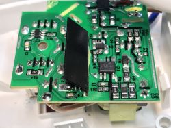 Wnętrze przedłużacza Brennenstuhl Estilo ESL 0202 z widoczną płytką elektroniczną.