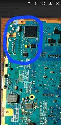 Zdjęcie płytki elektronicznej z zaznaczeniem markerem.