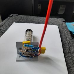 Lampa elektronowa z elementami układu na metalowej podstawce i przewodami