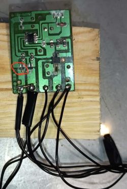 Płytka PCB z zaznaczonym uszkodzonym elementem i podłączonymi przewodami LED