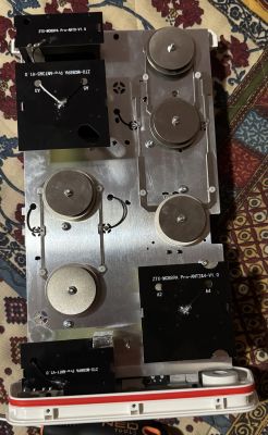 Wnętrze routera ZTE MC889A Pro z widocznymi modułami anten i metalowymi elementami konstrukcyjnymi.
