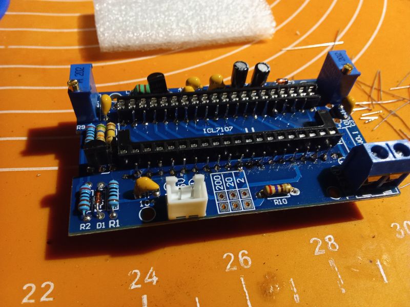 Jak złożyć woltomierz panelowy DIY z układem ICL 7107 z AliExpress? Sprawdzamy dokładność.