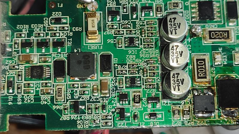 Płytka drukowana z elementami elektronicznymi, w tym kondensatory i rezystory, w odkurzaczu Electrolux ZB106ER.