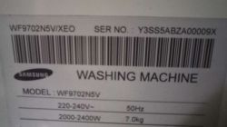 Etykieta pralki Samsung z modelem WF9702N5V i numerem seryjnym.
