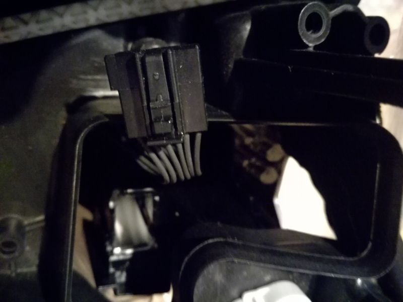 BMW F30 LCI: Adaptacja kierunkowskazów LED z USA do wersji EU - różnice w wtyczkach