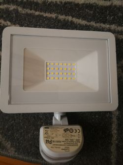 Jak rozebrać naświetlacz LED bez uszkodzenia szybki