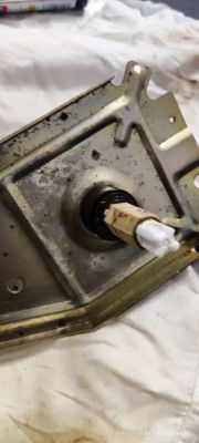 Zbliżenie na metalową obudowę z plastikowym wałkiem owiniętym taśmą