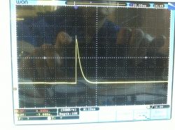 Jak bezpiecznie podłączyć desulfator do akumulatora 12V? [50V na zaciskach]