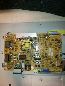 - Monitor Iiyama PLE1900WS po uruchomieniu zapala się na chwile i gaśnie.