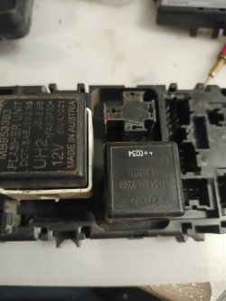 Dwa przekaźniki zamontowane w czarnej obudowie modułu elektronicznego