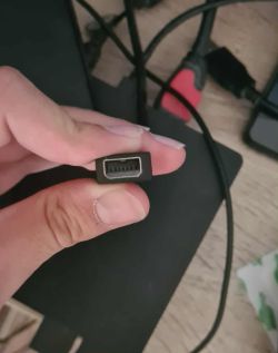 Zbliżenie na wtyczkę kabla typu FireWire (IEEE 1394) 6-pin.