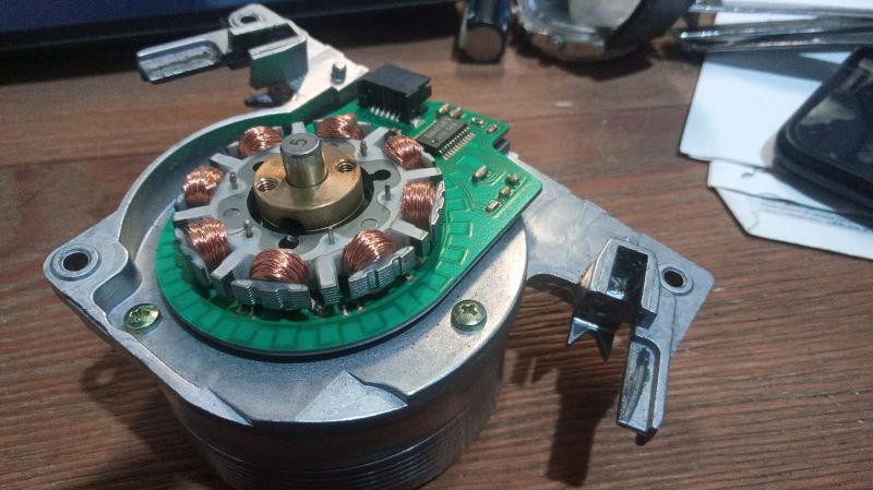 Rozebrany silnik bezszczotkowy z widoczną elektroniką i uzwojeniami miedzianymi
