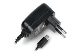 Czarny zasilacz sieciowy z wtyczką micro-USB typu B.