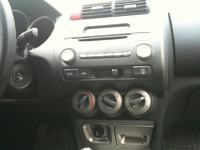 Honda City 2007 - demontaż radia, problem z twardymi plastikami konsoli