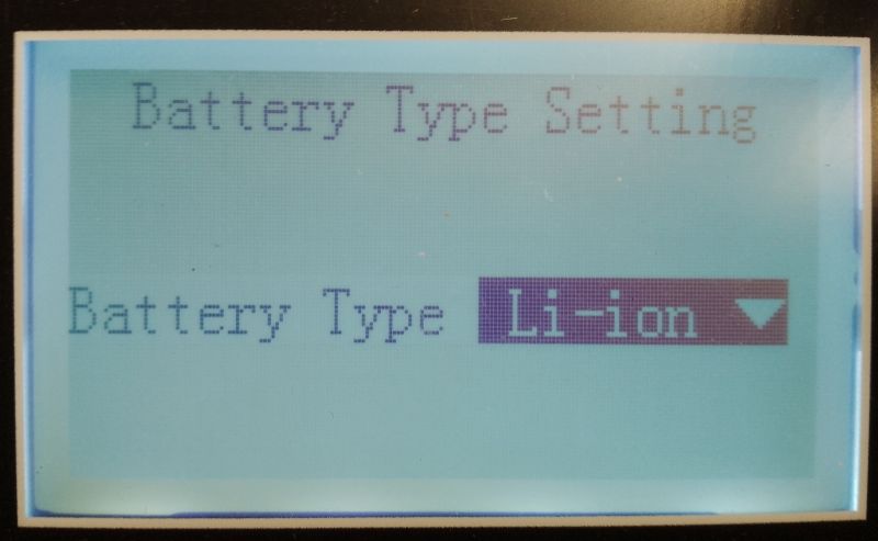 Ekran urządzenia z menu „Battery Type Setting”, wybrany typ akumulatora: Li-ion