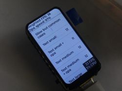 Mały ekran LCD 1.47 cala wyświetla benchmark tekstu z wynikami FPS i zużycia CPU