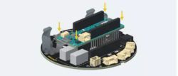 Montaż Arduino MKR WIFI 1010 na płytce IoT Carrier Board Schemat podłączenia płytki Arduino MKR WIFI 1010 do okrągłej płytki bazowej IoT Carrier Board z zaznaczonymi strzałkami montażowymi.