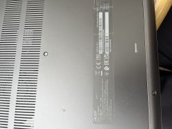 Etykieta modelu na spodzie laptopa Acer Swift 3 z numerem modelu i innymi oznaczeniami