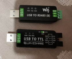 Dwa adaptery USB: USB do RS485 i USB do TTL marki Waveshare na stole