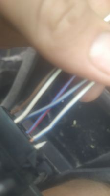 Jak podłączyć kable radia w Audi 80 B4? Płyta się wysuwa, inne funkcje nie działają.