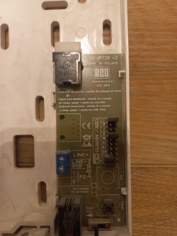 Panel domofonu z płytką drukowaną ACO z widocznymi zaciskami.